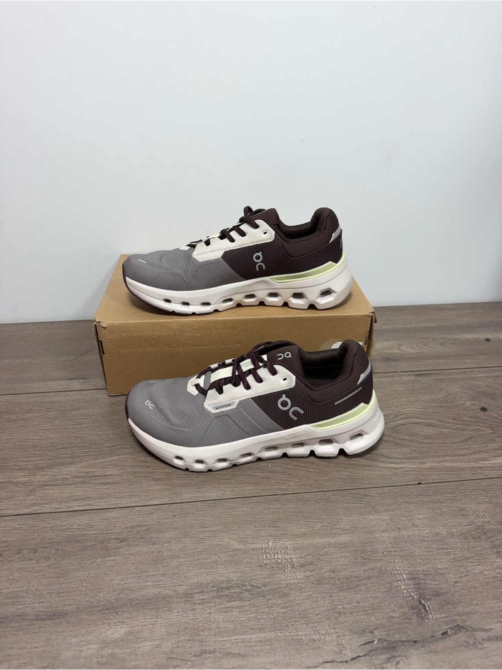 Brand new woman on Cloudrunner 2 Waterproof size 9 no box one shoe have two chip